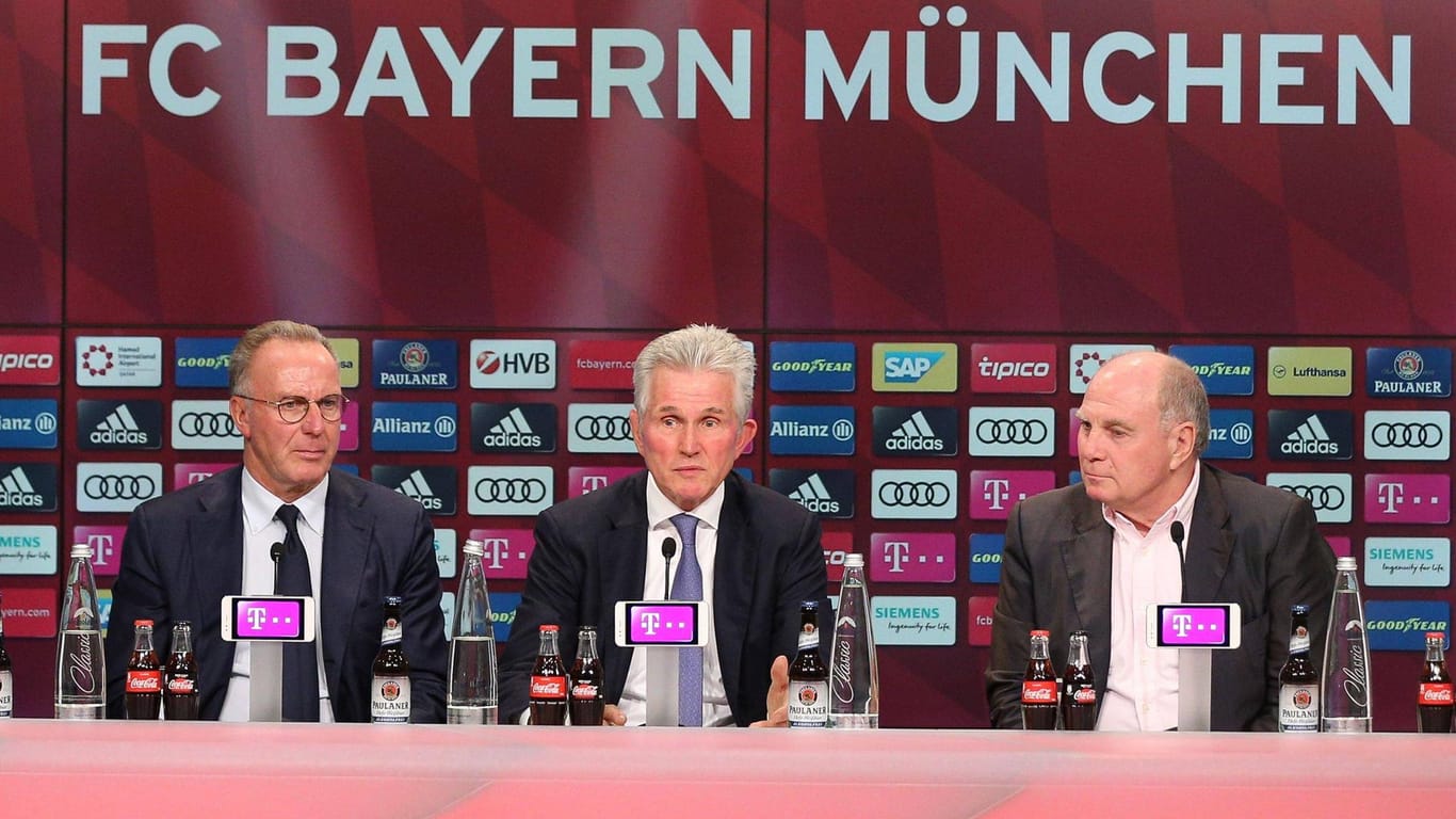 Wichtige Entscheidung: Wer wird Nachfolger von Jupp Heynckes (M., hier bei seiner Vorstellung als Bayern-Trainer im Oktober 2017 mit den Klub-Bossen Karl-Heinz Rummenigge und Uli Hoeneß)? Diese Frage könnte in einigen Wochen beantwortet sein.