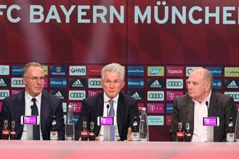 Wichtige Entscheidung: Wer wird Nachfolger von Jupp Heynckes (M., hier bei seiner Vorstellung als Bayern-Trainer im Oktober 2017 mit den Klub-Bossen Karl-Heinz Rummenigge und Uli Hoeneß)? Diese Frage könnte in einigen Wochen beantwortet sein.