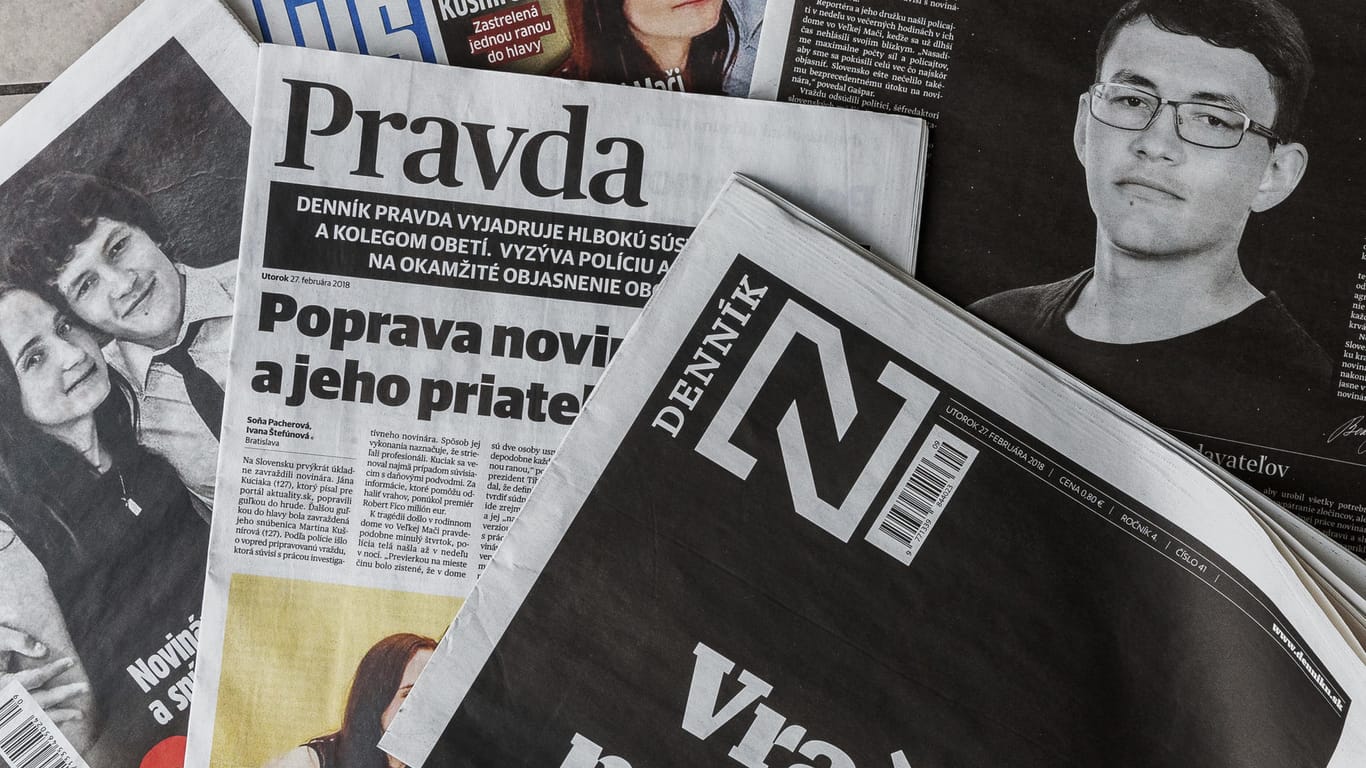Zeitungen mit Kuciaks Story: Zahlreiche Medien veröffentlichten seine letzte Recherche – es geht um Verbindungen der italienischen Mafia zur slowakischen Regierung.