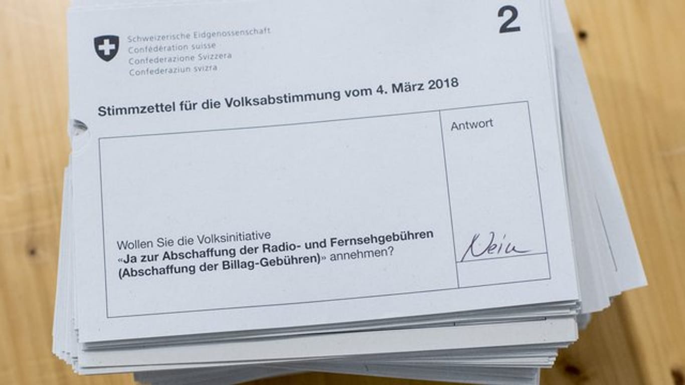 Ein Stapel mit der Antwort "Nein" zu der Volksinitiative "Ja zur Abschaffung der Radio- und Fernsegebuehren - No Billag".