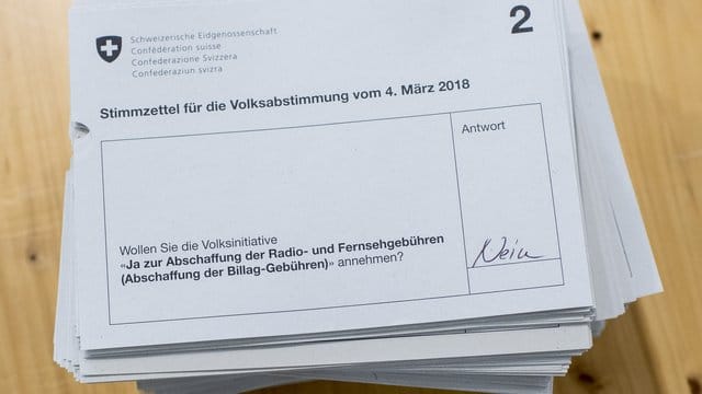 Ein Stapel mit der Antwort "Nein" zu der Volksinitiative "Ja zur Abschaffung der Radio- und Fernsegebuehren - No Billag". Ein Stapel mit der Antwort "Nein" zu der Volksinitiative "Ja zur Abschaffung der Radio- und Fernsegebuehren - No Billag".