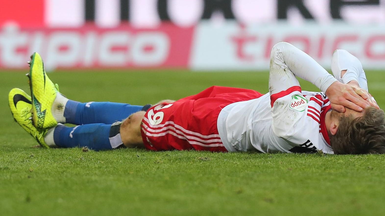 Sven Schipplock und der Hamburger SV müssen sich auf den Abstieg vorbereiten. Sven Schipplock und der Hamburger SV müssen sich auf den Abstieg vorbereiten.