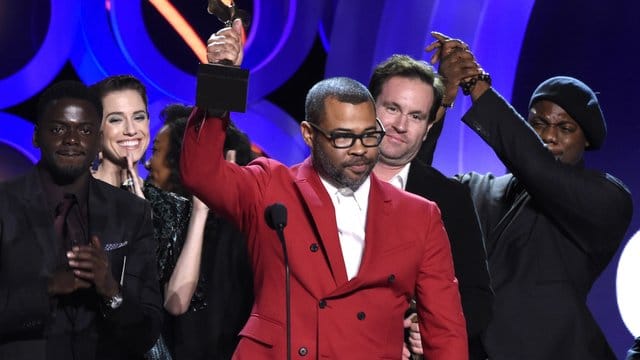 Jordan Peele (M) erhält die Trophäen für besten Film und Regie für "Get Out" bei der Verleihung der Independent Spirit Awards.