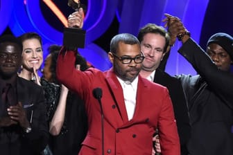 Jordan Peele (M) erhält die Trophäen für besten Film und Regie für "Get Out" bei der Verleihung der Independent Spirit Awards.