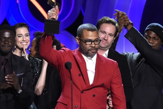 Jordan Peele (M) erhält die Trophäen für besten Film und Regie für "Get Out" bei der Verleihung der Independent Spirit Awards.