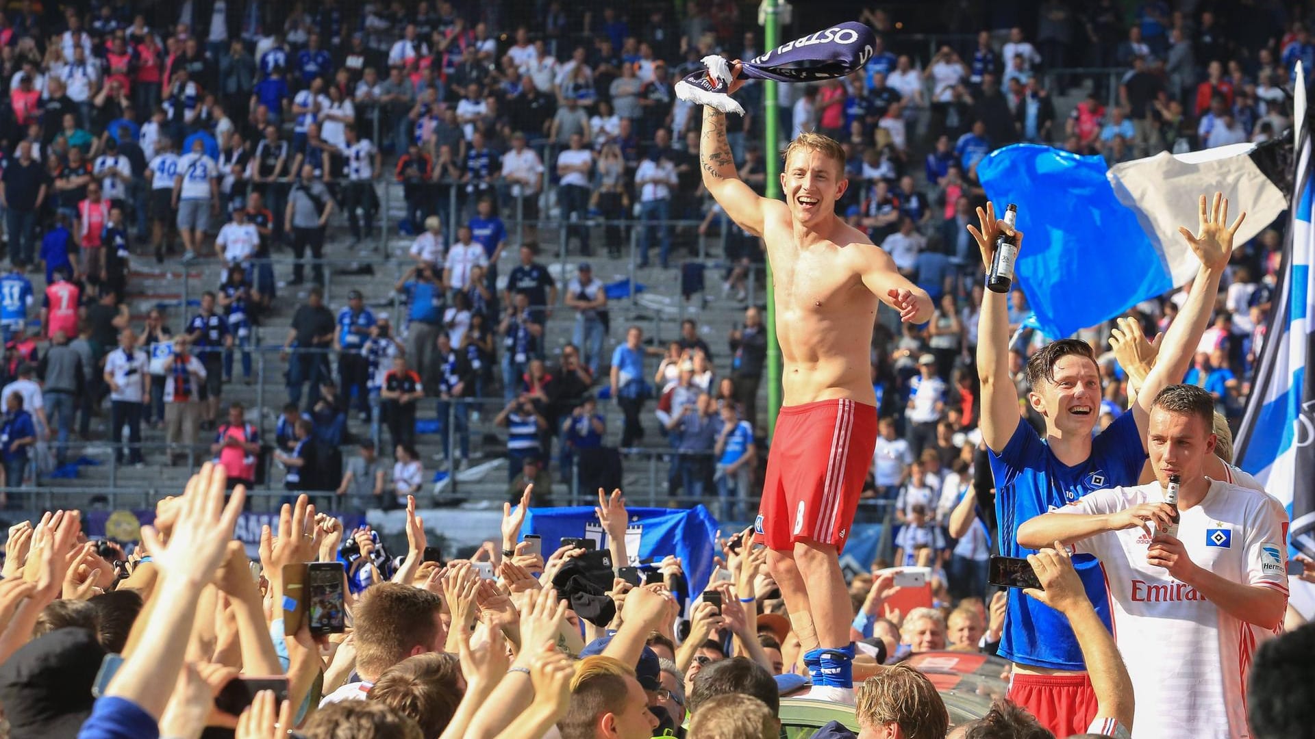 Szenen nach dem Klassenerhalt 2017: Lewis Holtby feiert oberkörperfrei, während Luca Waldschmidt (r.) sich ein Bier genehmigt.
