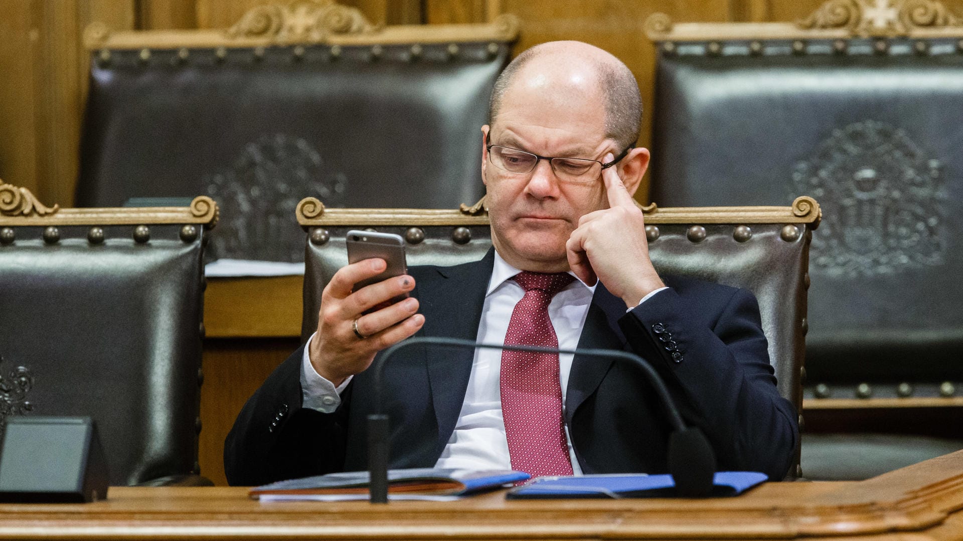 Olaf Scholz mit Smartphone auf der Hamburger Regierungsbank. Auch heute dürfte er bei manchen Tweets die Stirn gerunzelt haben.