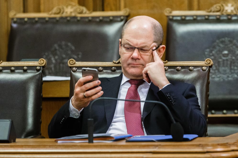 Olaf Scholz mit Smartphone auf der Hamburger Regierungsbank. Auch heute dürfte er bei manchen Tweets die Stirn gerunzelt haben.