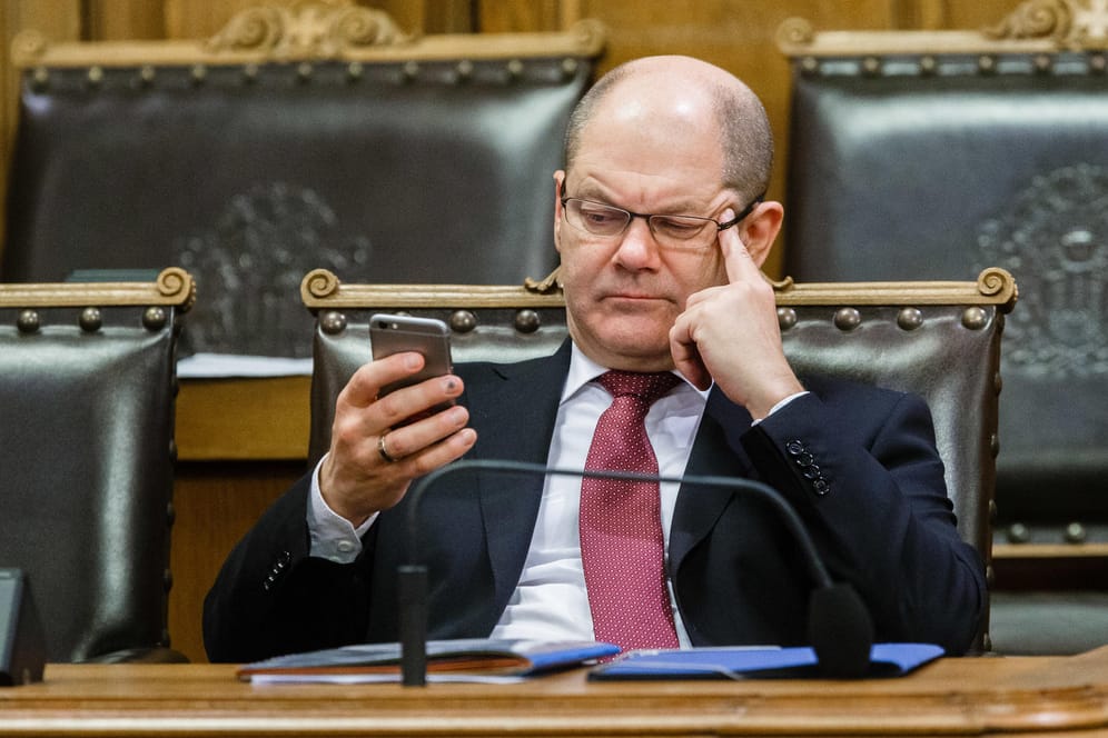 Olaf Scholz mit Smartphone auf der Hamburger Regierungsbank. Auch heute dürfte er bei manchen Tweets die Stirn gerunzelt haben.