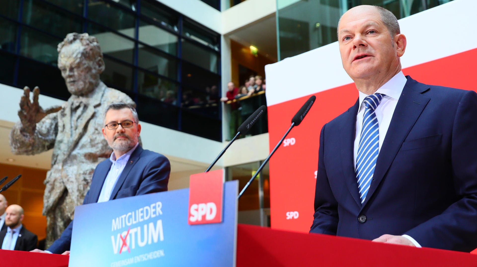 Willy Brandt (Statue), Dietmar Nietan, Olaf Scholz: Die Basis sagt Ja zur Koalition. Aber niemand jubelt.