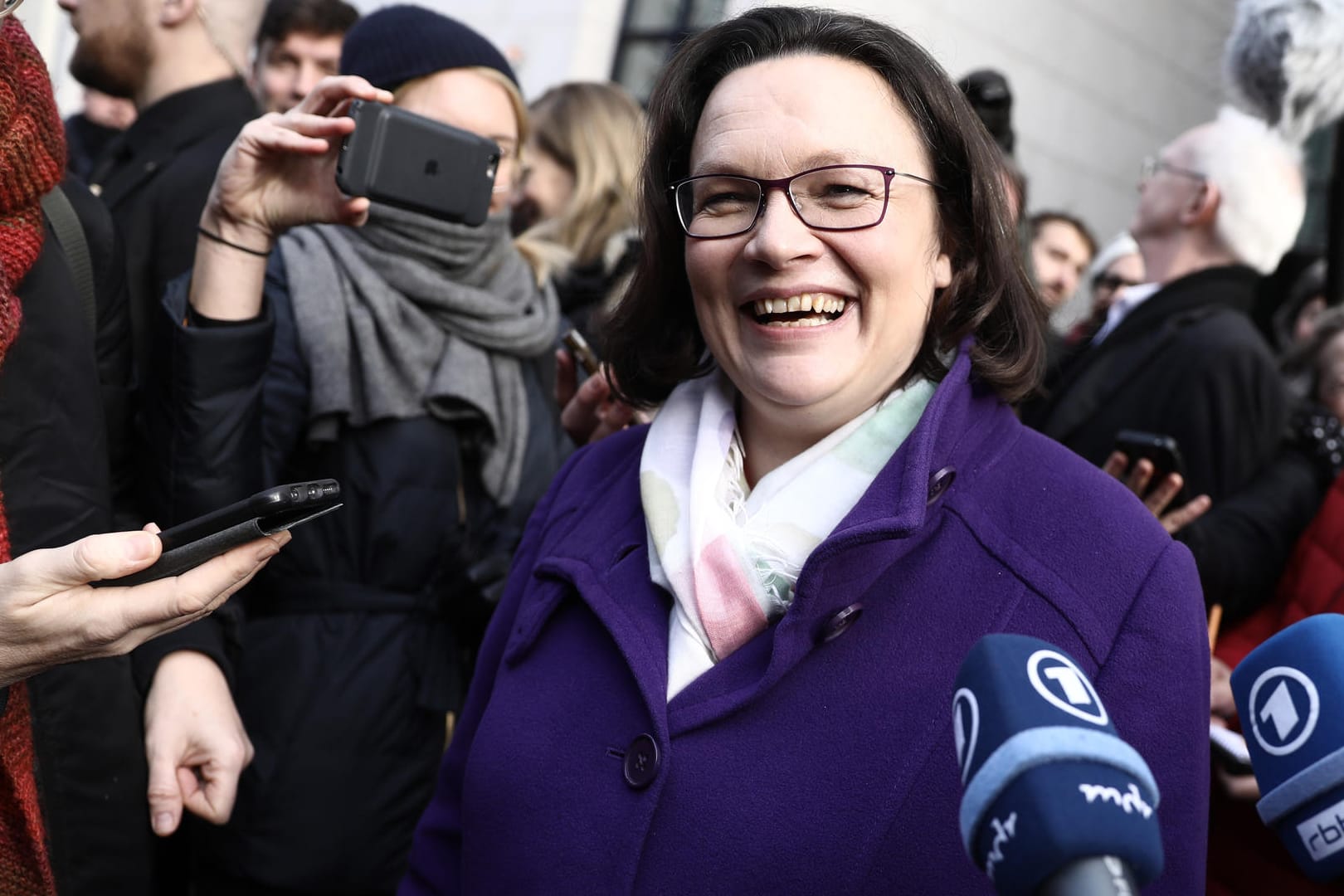 SPD-Fraktionschefin Andrea Nahles ist sichtlich erleichtert: Die Mitglieder ihrer Partei stimmten der Neuauflage der großen Koalition zu.