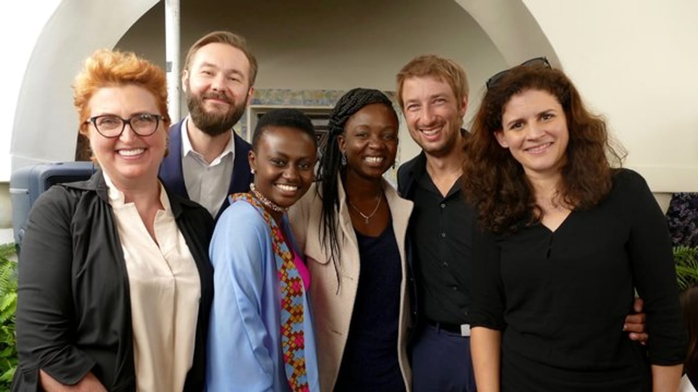 Regisseurin Katja Benrath (r) mit ihrem deutsch-kenianischen Team in der Villa Aurora.
