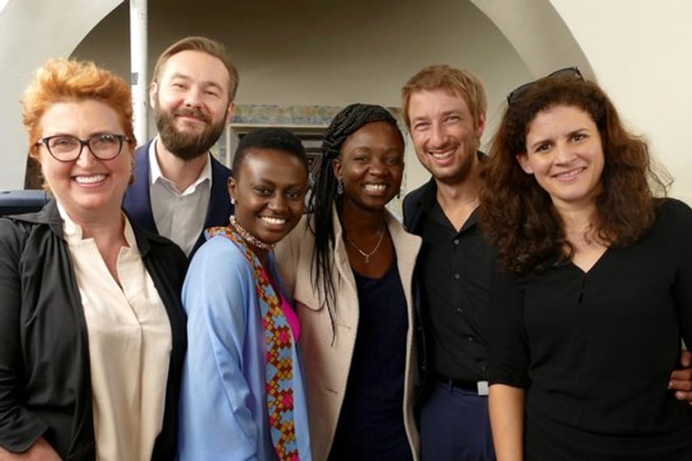 Regisseurin Katja Benrath (r) mit ihrem deutsch-kenianischen Team in der Villa Aurora.