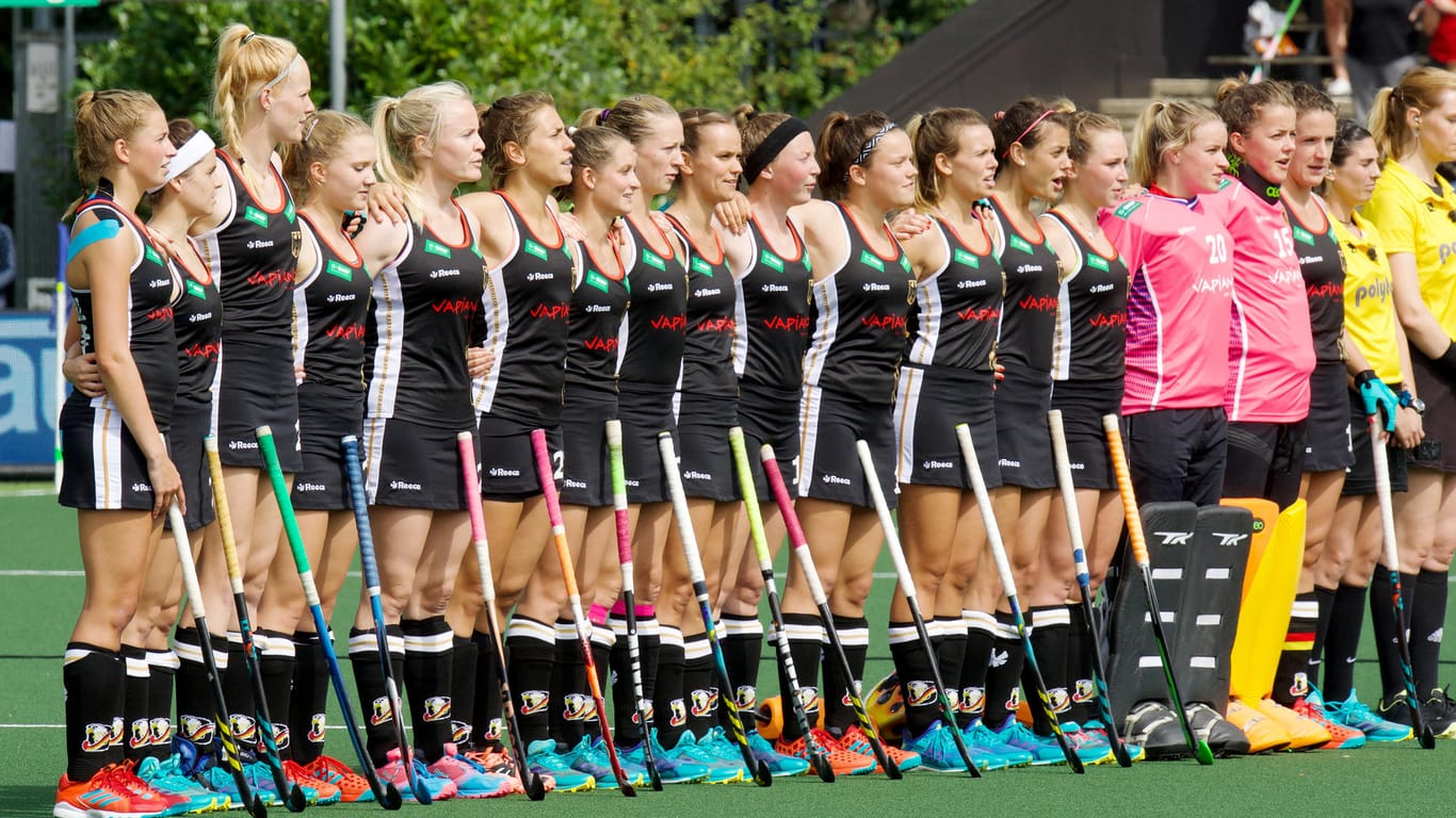 Deutsche Hockeyspielerinnen: Vor einem Spiel der Hockey-EM singen sie die Nationalhymne. Werden Frauen zukünftig auch von der Hymne repräsentiert?