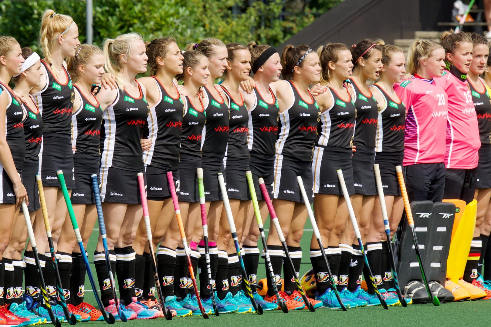 Deutsche Hockeyspielerinnen: Vor einem Spiel der Hockey-EM singen sie die Nationalhymne. Werden Frauen zukünftig auch von der Hymne repräsentiert?