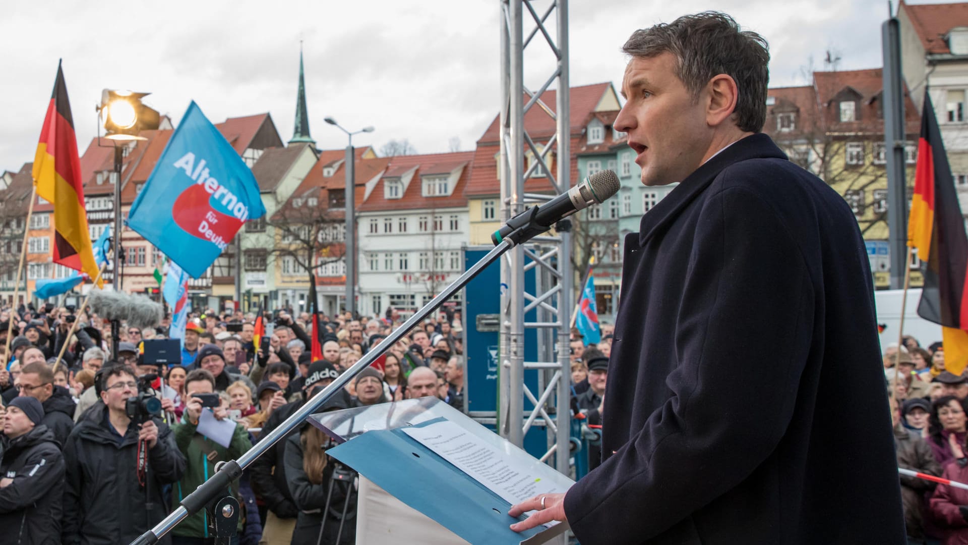 Björn Höcke bei einer Kundgebung in Erfurt: Sein Parteiflügel kann zukünftig auch offiziell mit Pegida kooperieren.