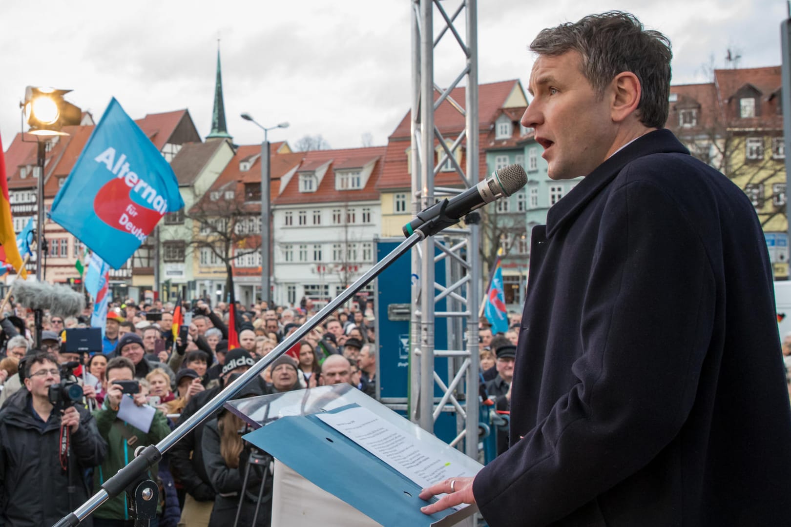 Björn Höcke bei einer Kundgebung in Erfurt: Sein Parteiflügel kann zukünftig auch offiziell mit Pegida kooperieren.