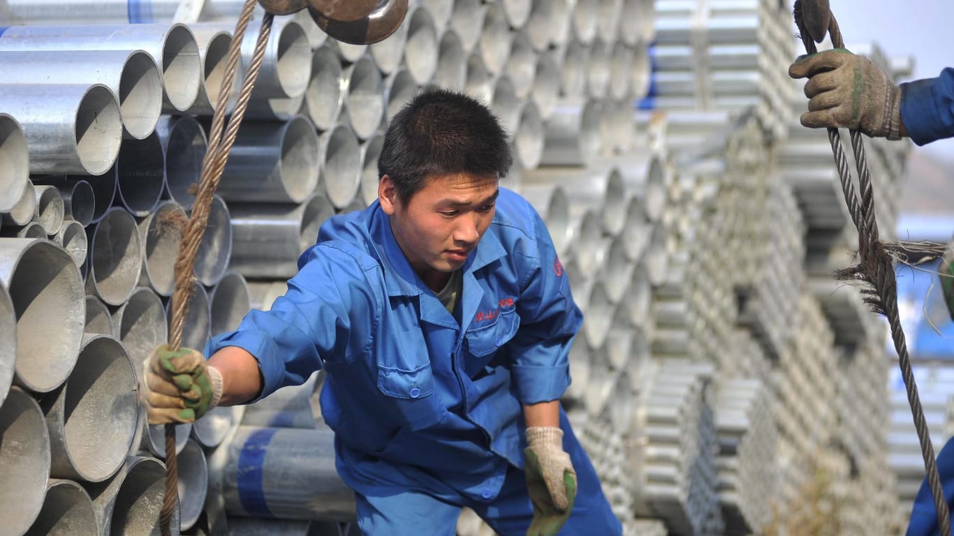 Ein chinesischer Stahlarbeiter: China will sich gegen die von Trump forcierte Handelspolitik wehren.