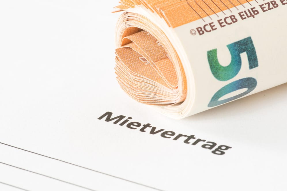 Ein Mietvertrag für eine Wohnung und Euro Geldscheine