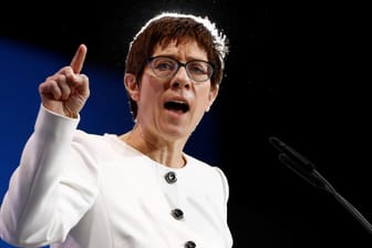 Annegret Kramp-Karrenbauer beim CDU-Parteitag Ende Februar: Die neue Generalsekretärin der Christdemokraten begrüßte die Groko-Entscheidung der SPD.