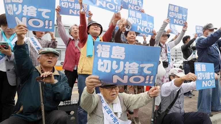 Bürger demonstrieren vor einem Bezirksgericht in Fukushima: Ein japanisches Gericht stellte eine Mitschuld des Staates und des Betreiberkonzerns Tepco an der Atomkatastrophe fest.