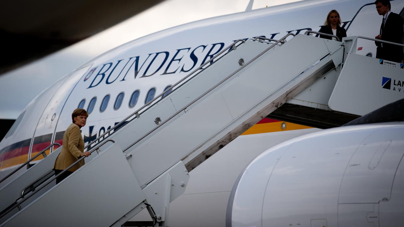 Bundeskanzlerin Angela Merkel (CDU) besteigt die "Konrad Adenauer": Nach einer kleine Reisepause wird sie jetzt wieder häufiger unterwegs sein.
