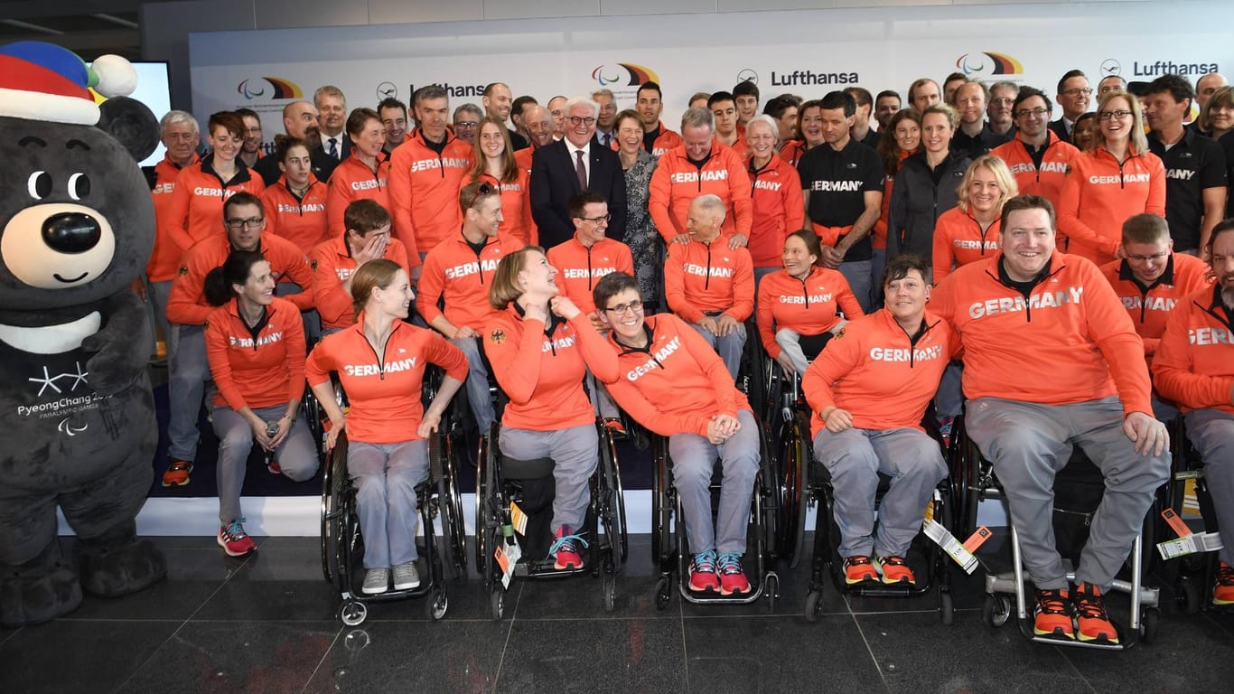 Bundespräsident Frank-Walter Steinmeier mit dem deutschen Paralympics-Team: Am 9. März starten die Paralympics in Pyeongchang.