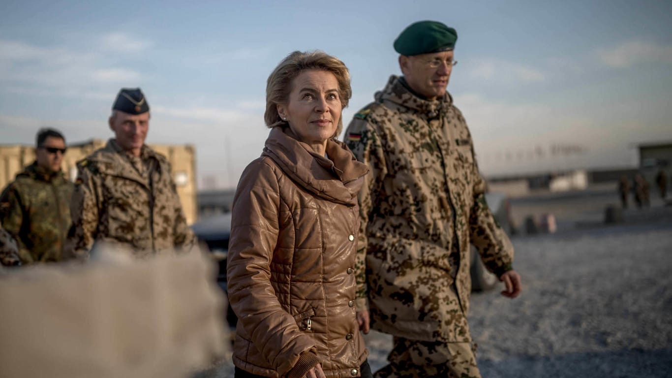 Bundesverteidigungsministerin Ursula von der Leyen in Masar-i-Scharif, dem Stützpunkt der Bundeswehr: die Ministerin will das deutsche Soldatenkontingent erhöhen.