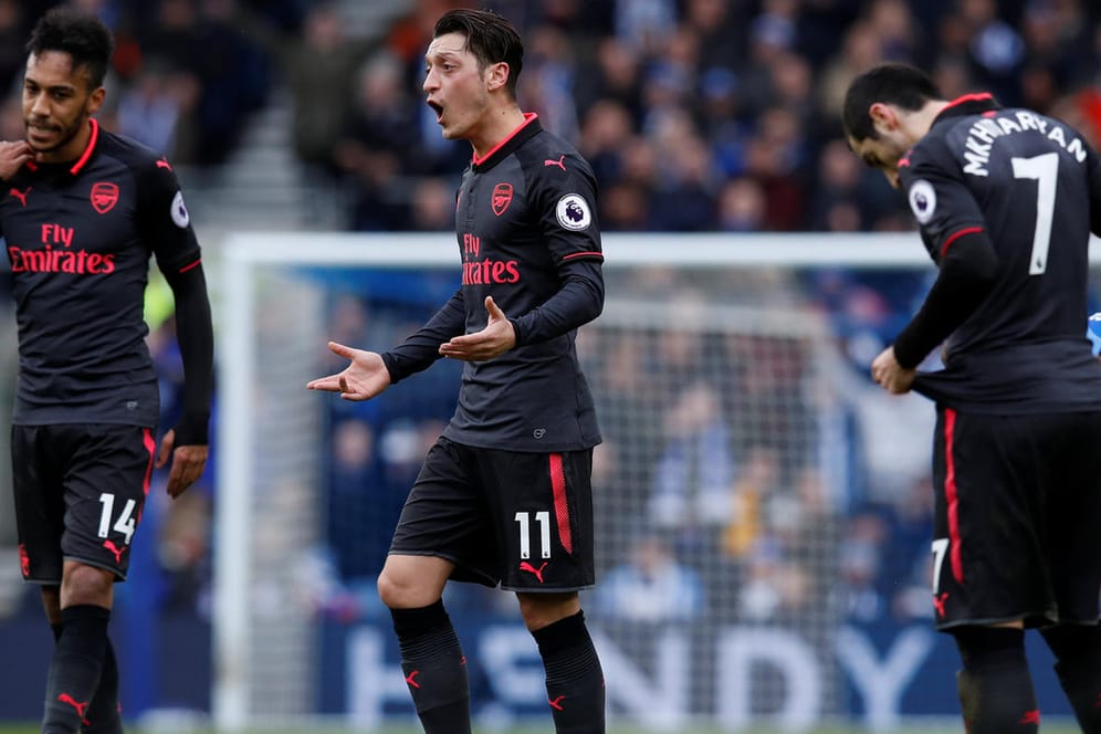 Pierre-Emerick Aubameyang (l.), Mesut Özil (M.) und Henrikh Mkhitaryan stecken mit Arsenal tief in der Krise.