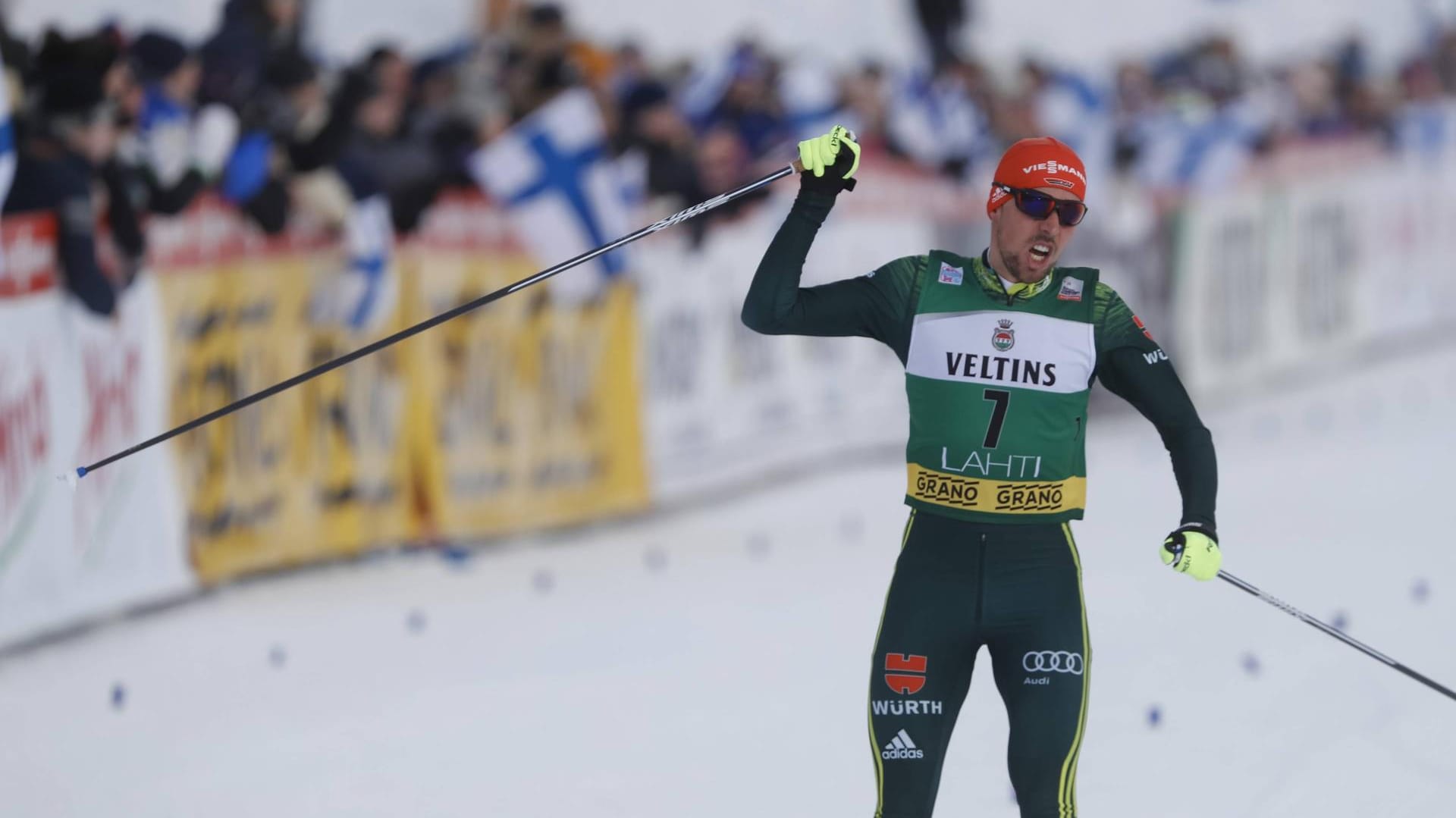 Auf der Ziellinie: Johannes Rydzek jubelt über seinen Einzelerfolg in Lahti.