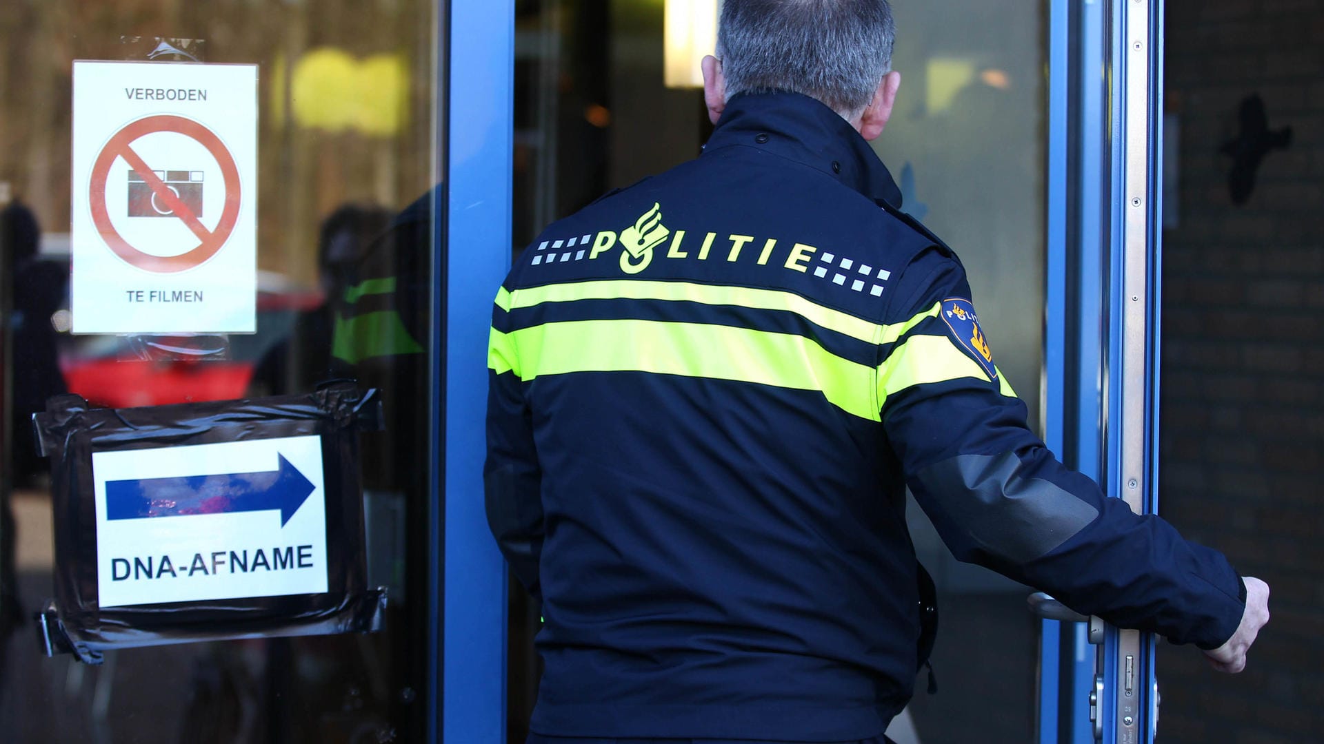DNA-Massentest in der niederländischen Stadt Landgraaf: Rund 7600 Menschen nahmen bislang an dem Test teil. DNA-Massentest in der niederländischen Stadt Landgraaf: Rund 7600 Menschen nahmen bislang an dem Test teil.