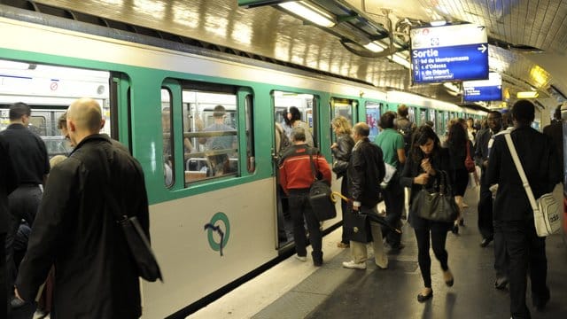 Eine schwangere Frau war durch einen Gang in falscher Richtung gelaufen und musste 60 Euro Strafe zahlen. Eine schwangere Frau war durch einen Gang in falscher Richtung gelaufen und musste 60 Euro Strafe zahlen.