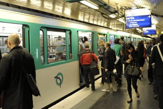 Eine schwangere Frau war durch einen Gang in falscher Richtung gelaufen und musste 60 Euro Strafe zahlen.