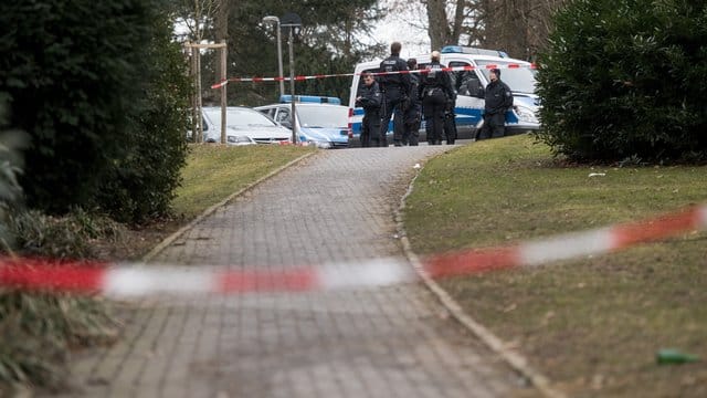 Der Mann konnte nach der Attacke noch bis zu seinem Haus laufen.