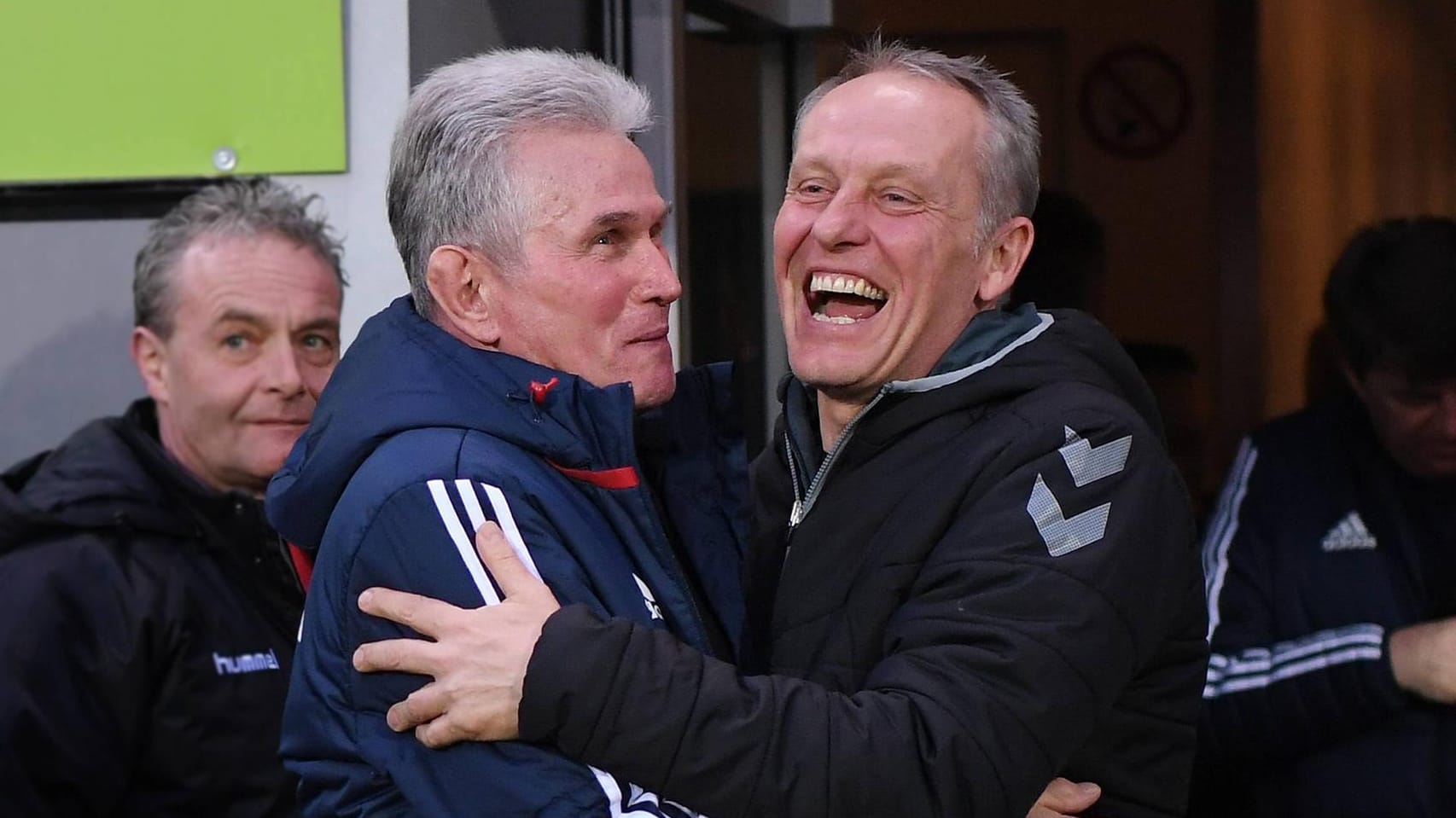 Vor dem Duell: Herzliche Umarmung zischen Christian Streich (r.) und Jupp Heynckes. Vor dem Duell: Herzliche Umarmung zischen Christian Streich (r.) und Jupp Heynckes.