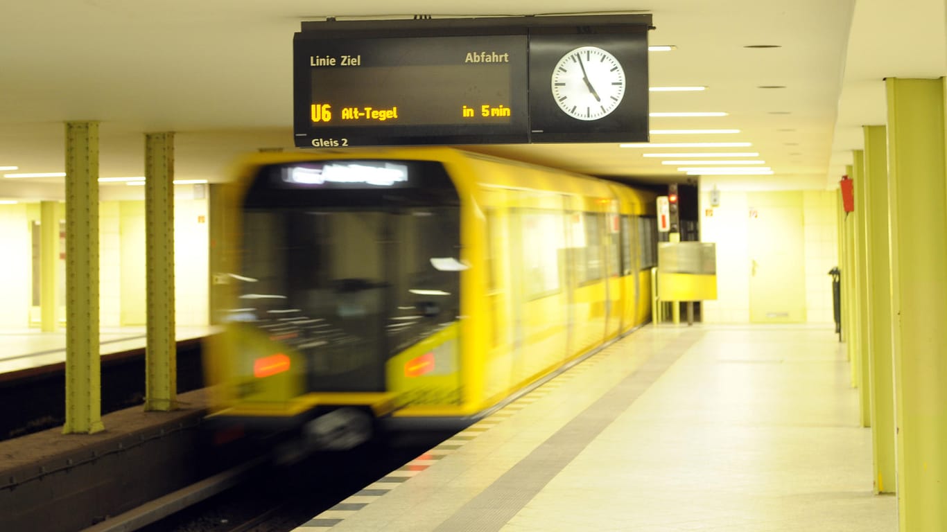 Eine U-Bahn der Linie U6 im Berliner U-Bahnhof Leopoldplatz: Ein junger Mann wird verdächtigt, insgesamt vier Frauen an U-Bahnhöfen der Linie sexuell bedrängt oder vergewaltigt zu haben.