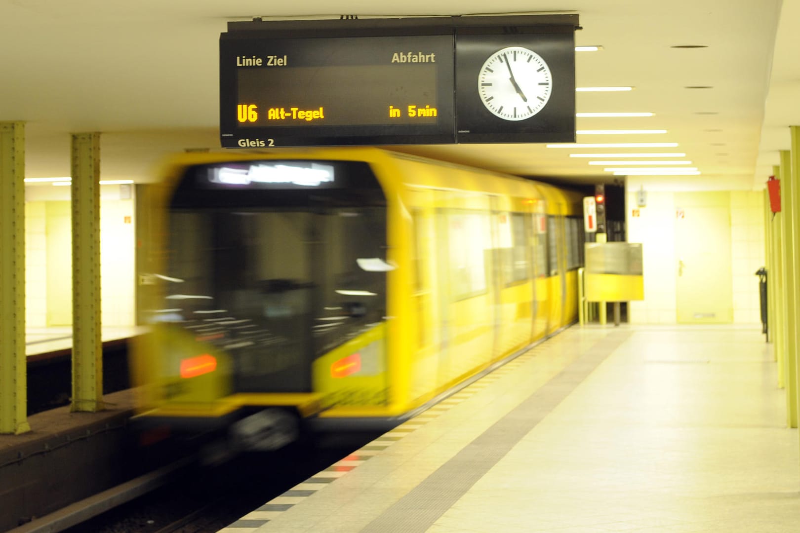 Eine U-Bahn der Linie U6 im Berliner U-Bahnhof Leopoldplatz: Ein junger Mann wird verdächtigt, insgesamt vier Frauen an U-Bahnhöfen der Linie sexuell bedrängt oder vergewaltigt zu haben.