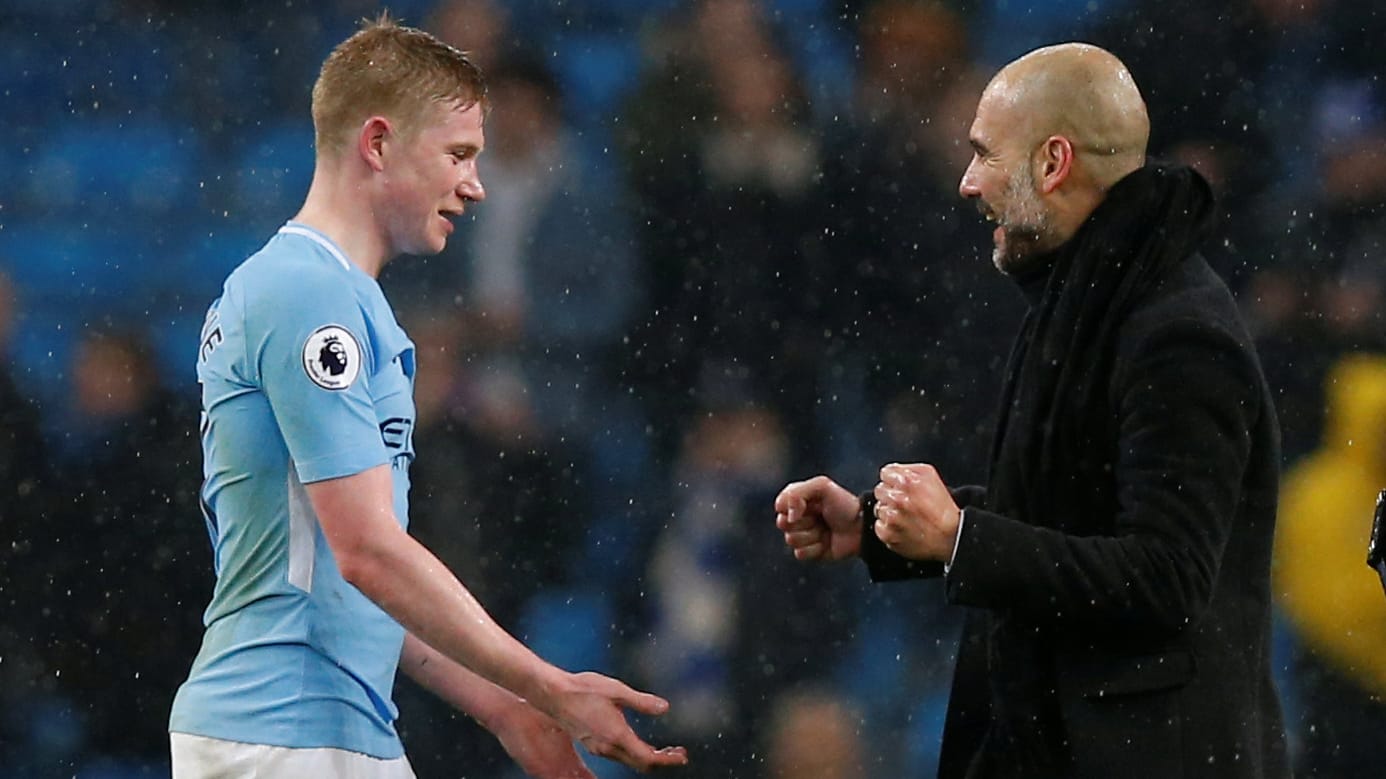 Gut gelaunt: ManCity-Trainer Pep Guardiola und sein Schützling Kevin De Bruyne nach dem Sieg gegen Chelsea.