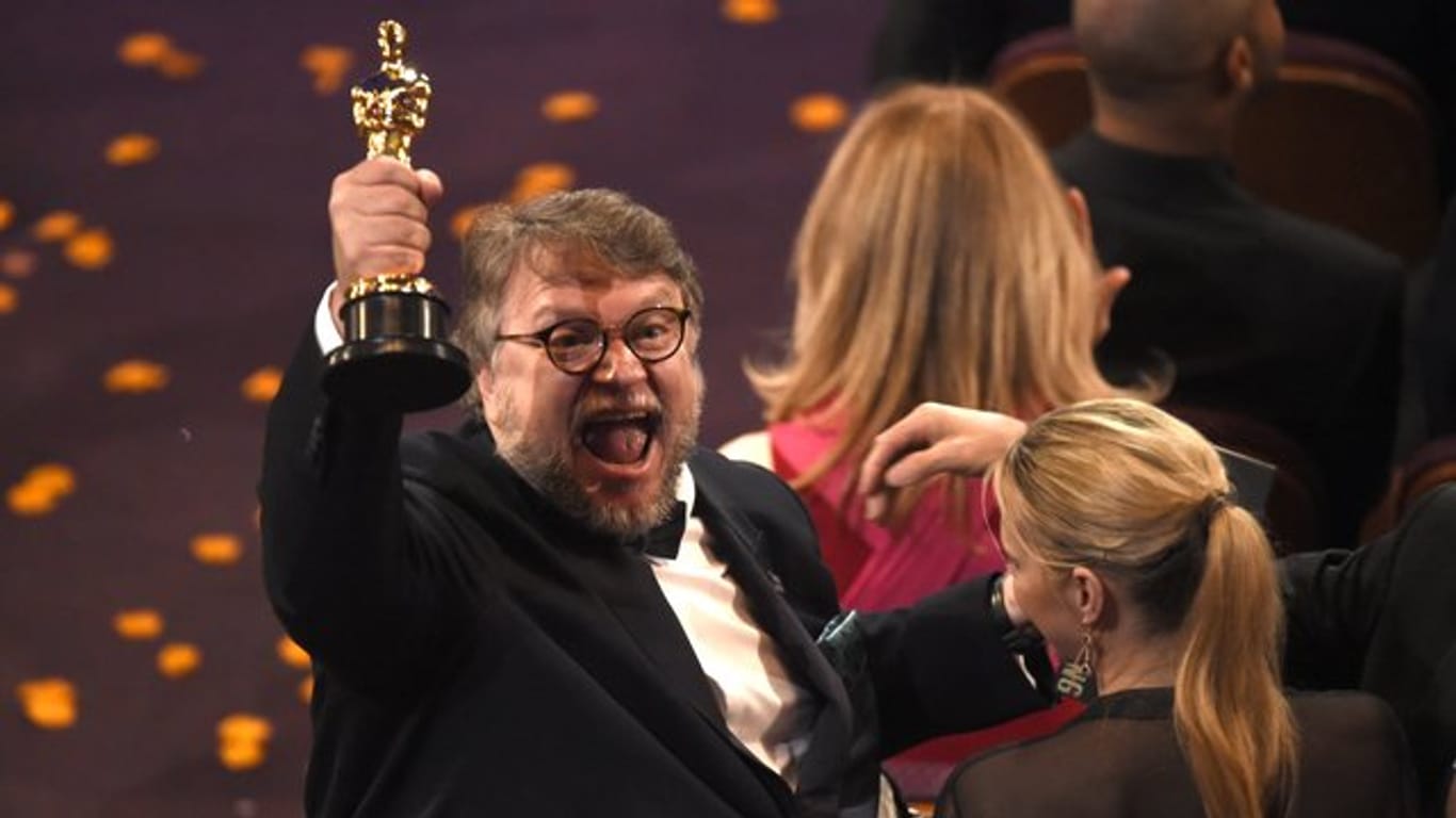 Guillermo del Toro feiert seinen Regie-Oscar.