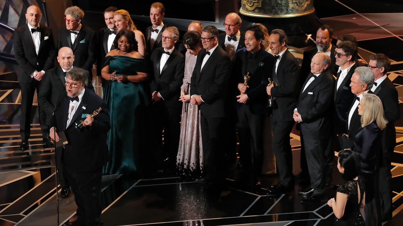 Das Team um Regisseur Guillermo del Toro freut sich über den Oscar für den Besten Film.