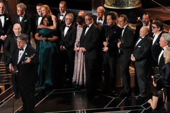 Das Team um Regisseur Guillermo del Toro freut sich über den Oscar für den Besten Film.