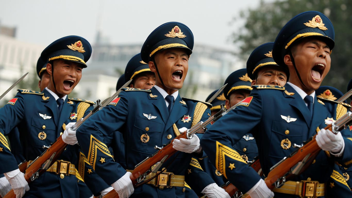 Soldaten der Volksbefreiungsarmee bei einer Parade: China will massiv in das Militär investieren.