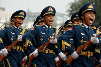 Soldaten der Volksbefreiungsarmee bei einer Parade: China will massiv in das Militär investieren.