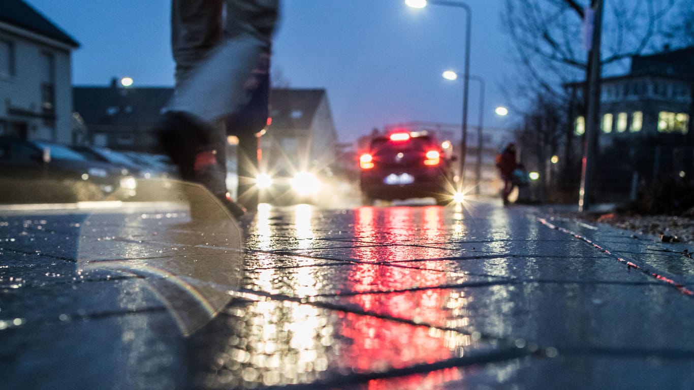 Spiegelglatte Straßen: Im Norden Deutschland droht am Morgen Blitzeis.