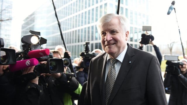 Horst Seehofer kommt zur Vorstandssitzung in der CSU-Landesleitung in München.