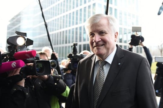 Horst Seehofer kommt zur Vorstandssitzung in der CSU-Landesleitung in München.