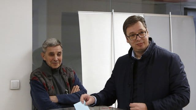Der serbische Präsident Aleksandar Vucic gibt in einem Wahllokal seine Stimme ab.