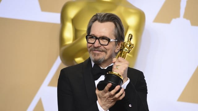 Gary Oldman hält seinen Oscar ganz fest.