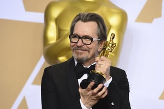 Gary Oldman hält seinen Oscar ganz fest.