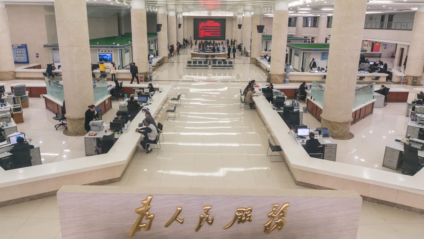 In der großen Halle des Bürgeramtes von Rongcheng (China): Hier lassen sich Bürger Bescheinigungen über ihre "gesellschaftliche Vertrauenswürdigkeit" ausdrucken.